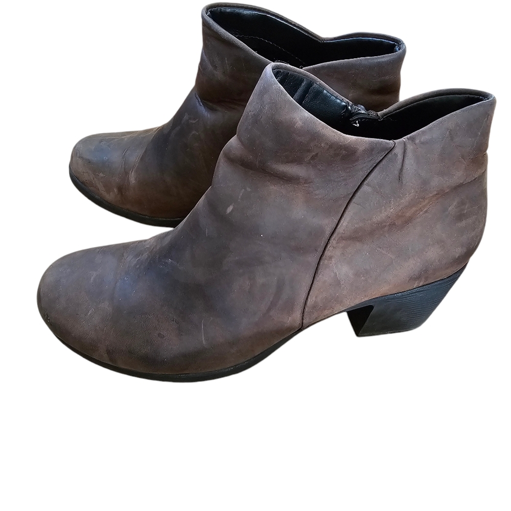 Clarks Unstructred Brown Ankle Boot - image 7